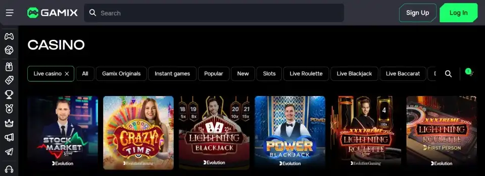 Live-casinolobby met tafels voor blackjack, roulette en baccarat